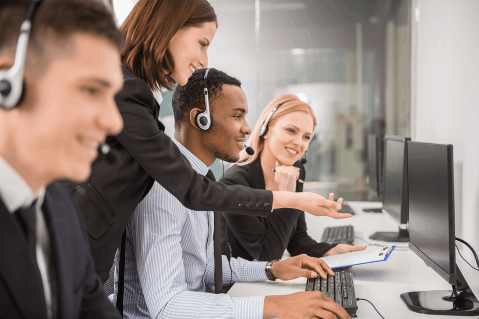 Operadores de Help Desk atendiendo incidencias